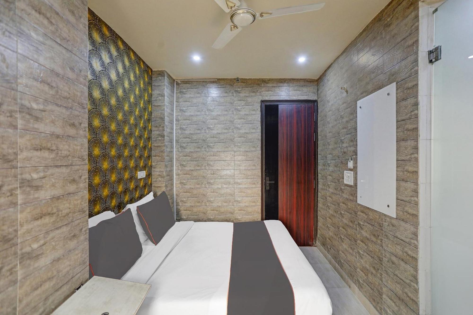 Collection O Model Town Metro View Otel Yeni Delhi Dış mekan fotoğraf