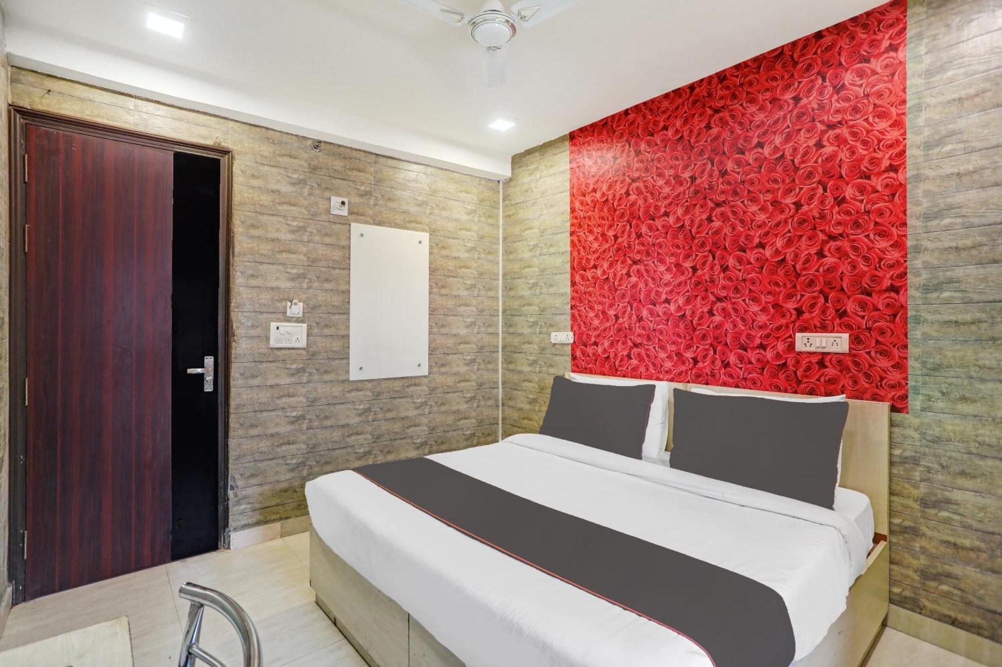 Collection O Model Town Metro View Otel Yeni Delhi Dış mekan fotoğraf