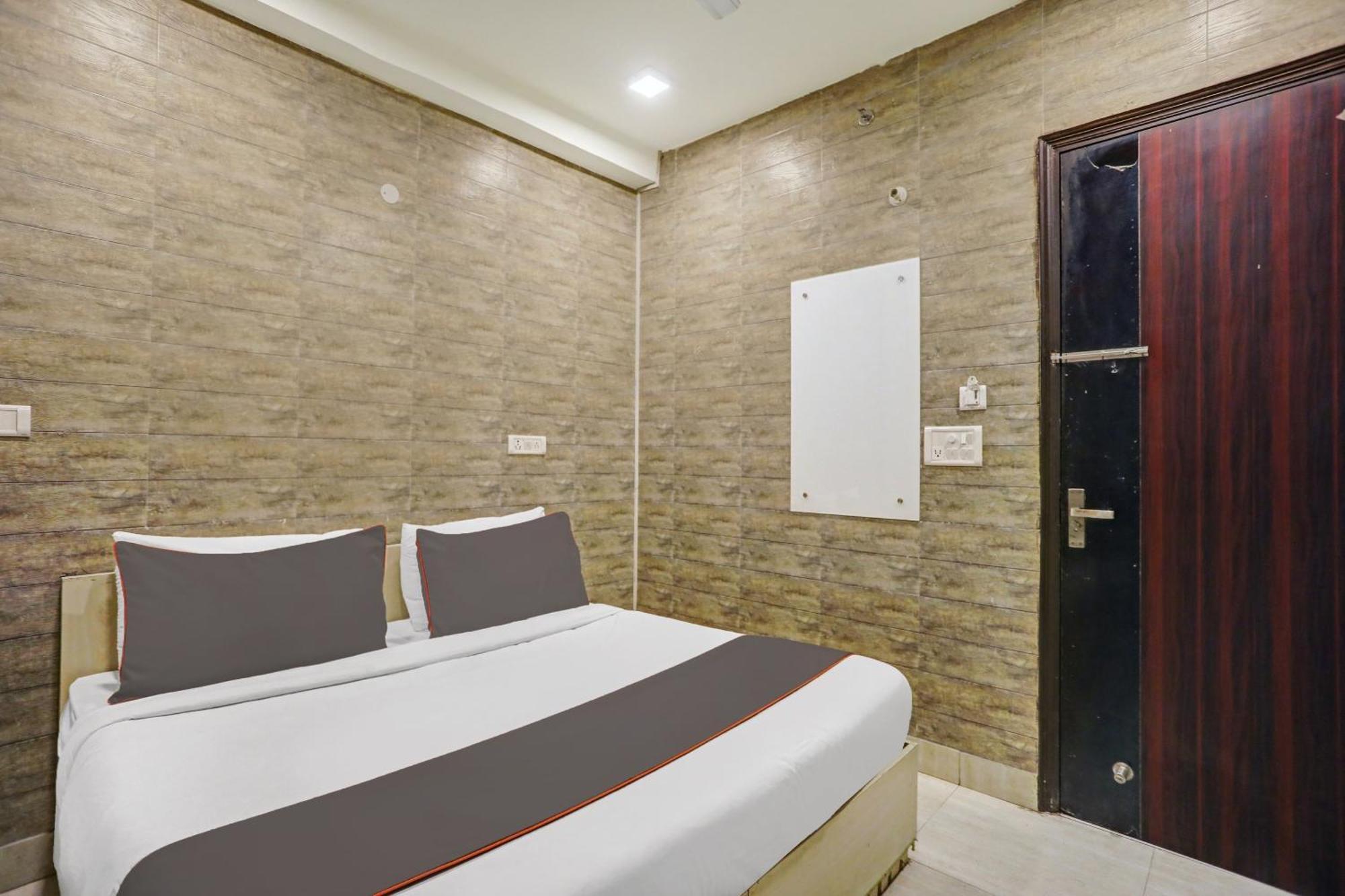 Collection O Model Town Metro View Otel Yeni Delhi Dış mekan fotoğraf