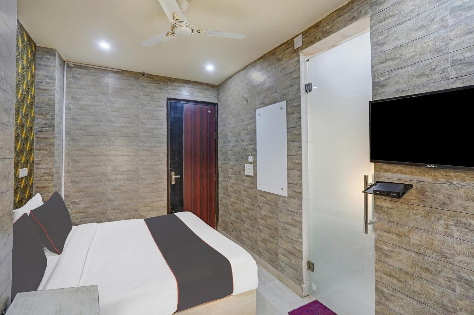 Collection O Model Town Metro View Otel Yeni Delhi Dış mekan fotoğraf