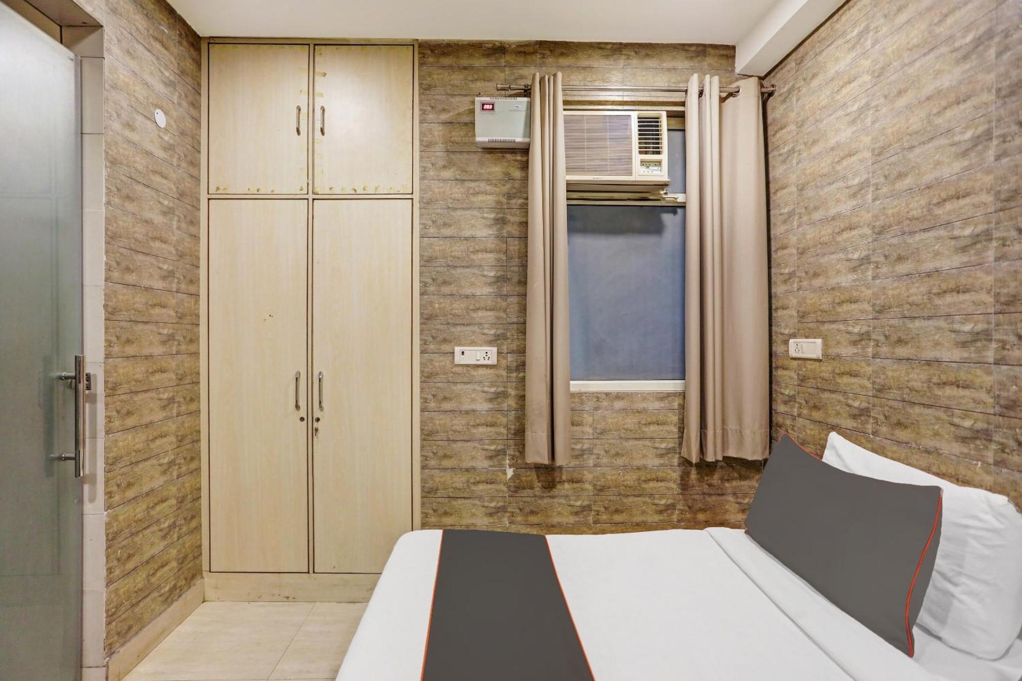 Collection O Model Town Metro View Otel Yeni Delhi Dış mekan fotoğraf
