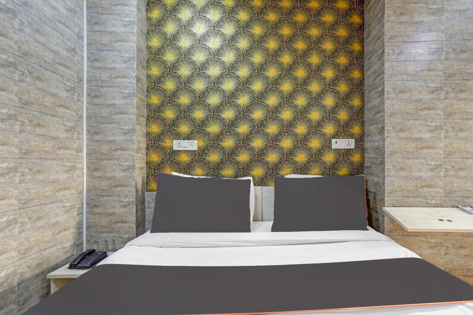 Collection O Model Town Metro View Otel Yeni Delhi Dış mekan fotoğraf