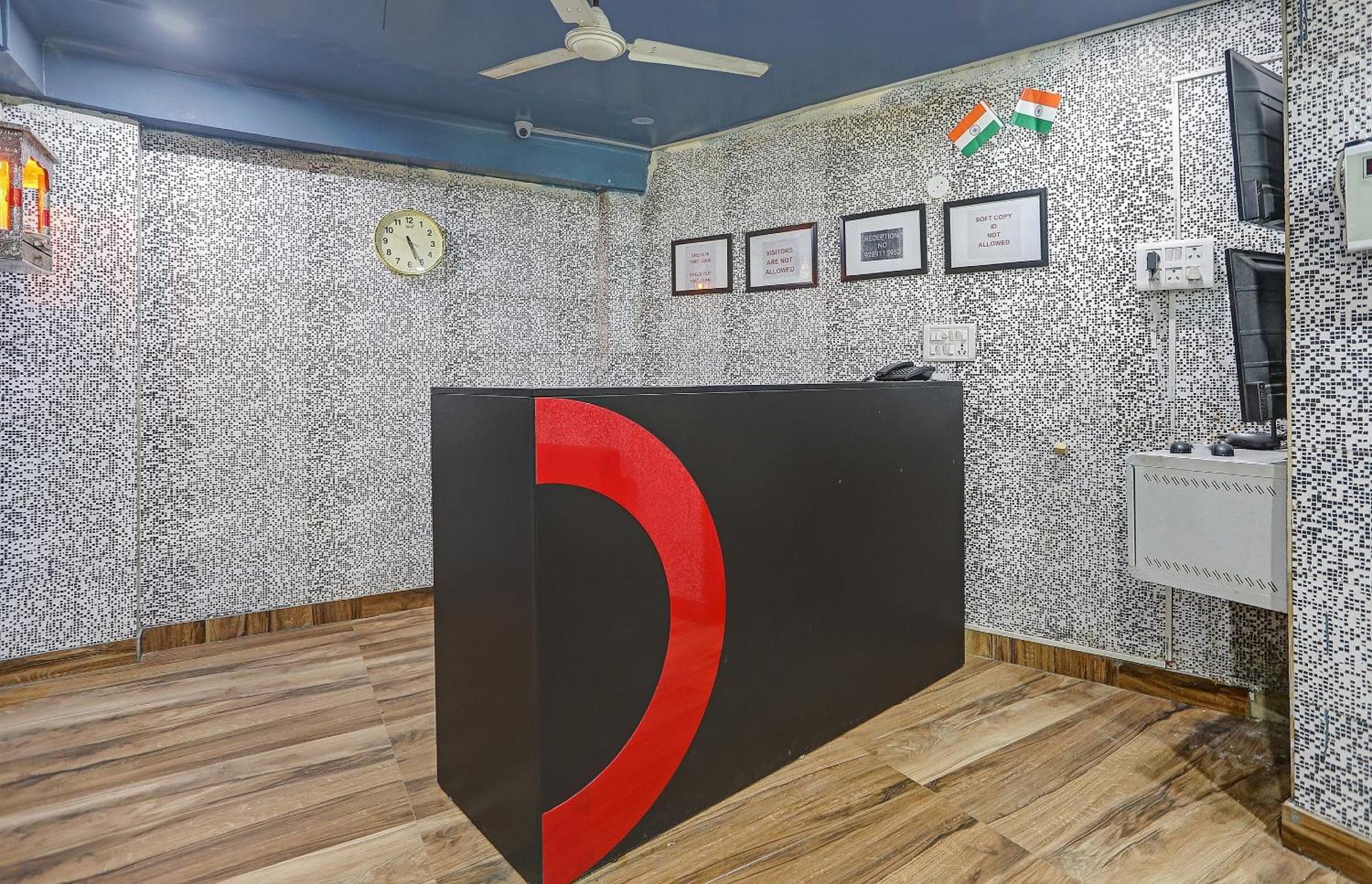Collection O Model Town Metro View Otel Yeni Delhi Dış mekan fotoğraf