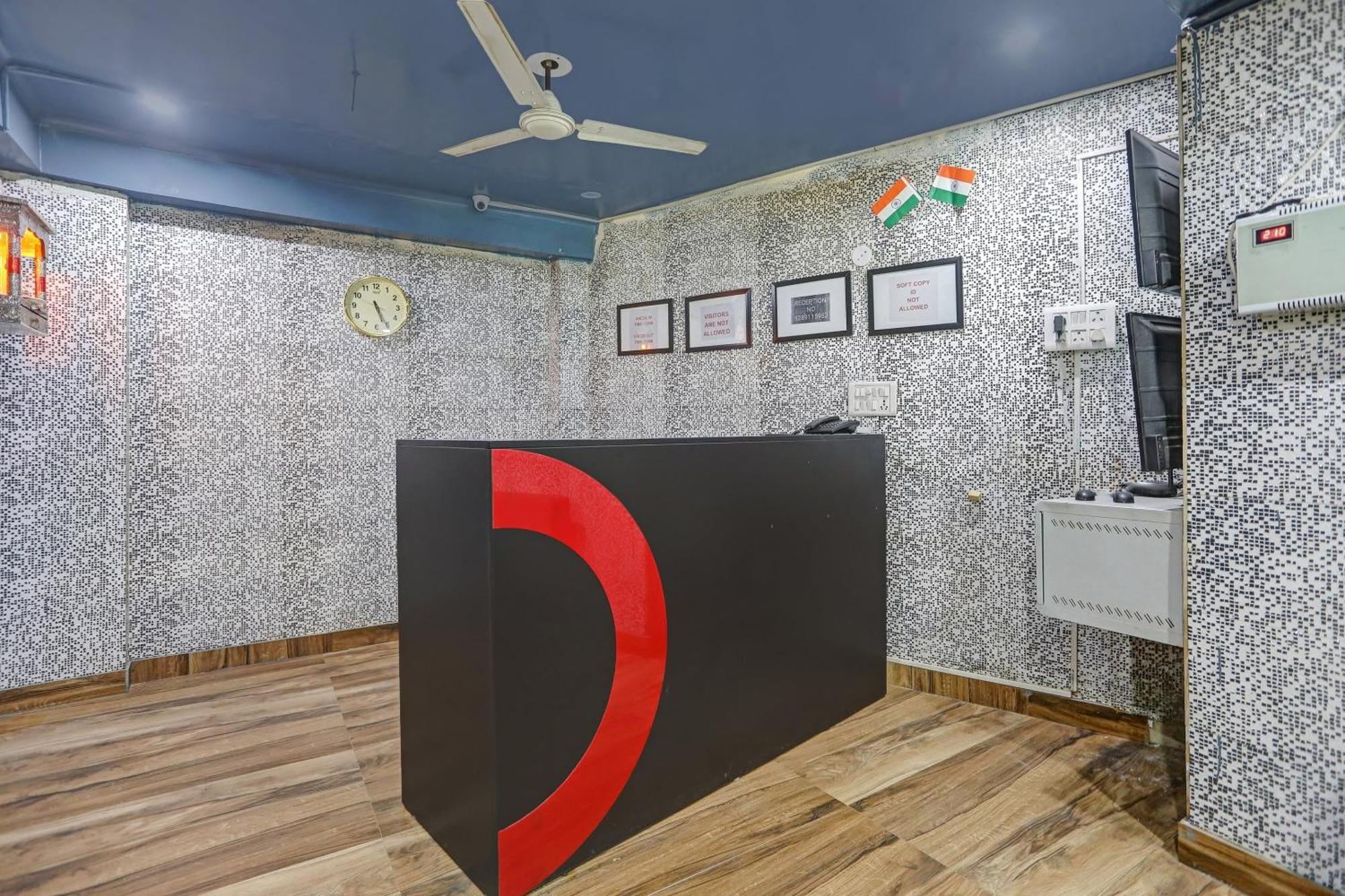 Collection O Model Town Metro View Otel Yeni Delhi Dış mekan fotoğraf